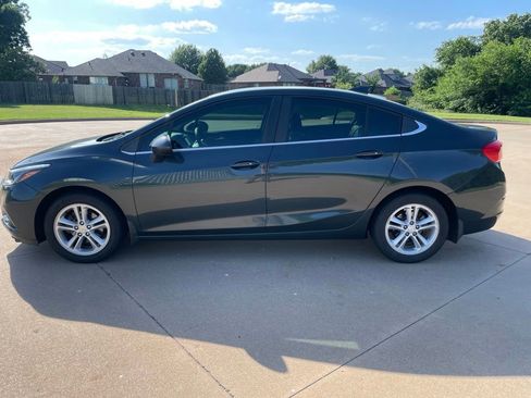 Used 2017 Chevrolet Cruze LT w/ Convenience Package FWD image 8