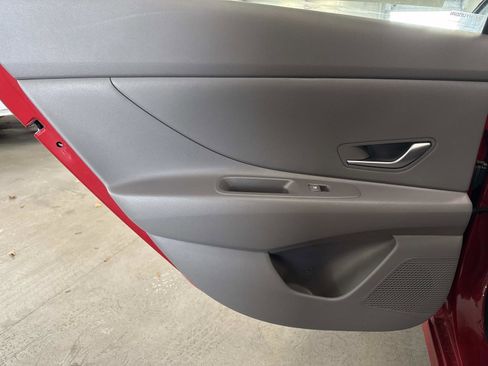 Used 2022 Hyundai Elantra SEL w/ Preferred Accessory Package image 11