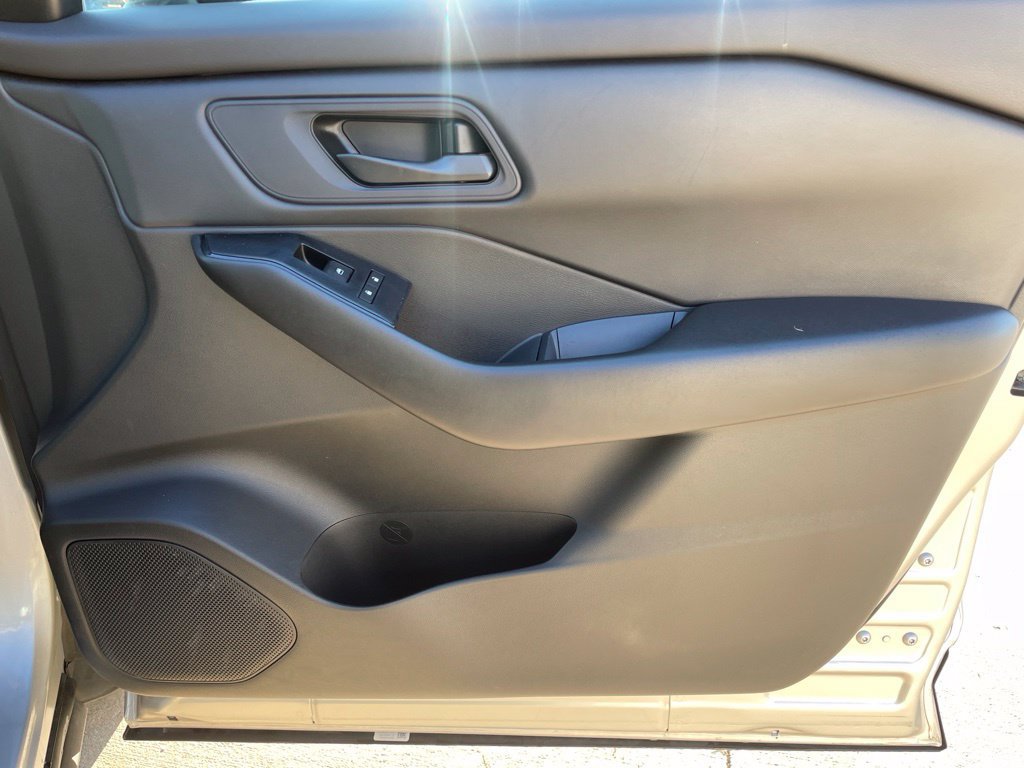 Used 2024 Nissan Rogue S AWD/4WD image 26