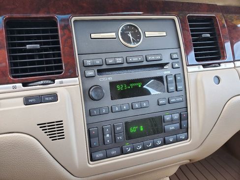 Used 2006 Lincoln Town Car Signature Limited image 21