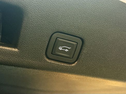 Used 2025 GMC Acadia Elevation image 30