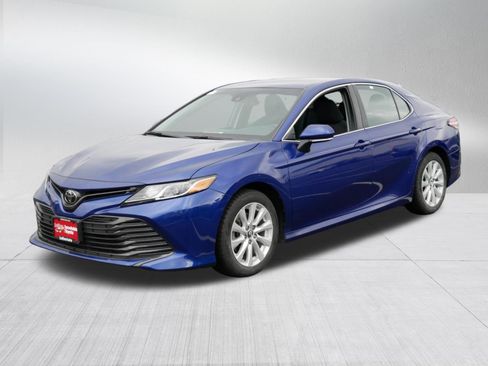 Used 2018 Toyota Camry LE w/ Convenience Package FWD image 3
