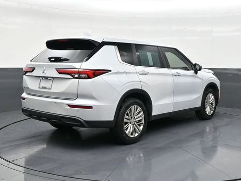 Used 2022 Mitsubishi Outlander ES image 5