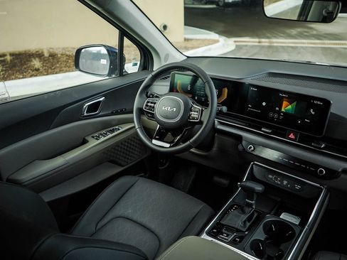 New 2026 Kia Carnival EX FWD image 16