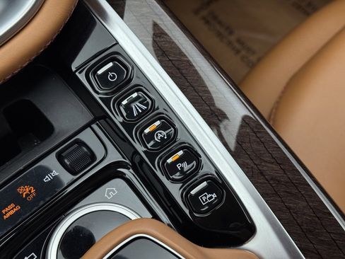 Used 2021 Aston Martin DBX image 15