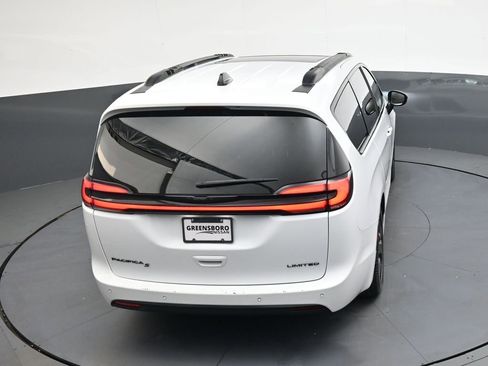 Used 2025 Chrysler Pacifica Limited FWD image 32
