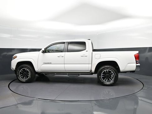 Used 2016 Toyota Tacoma SR5 w/ Towing Package image 4