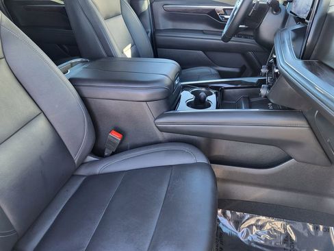 Used 2025 Chevrolet Suburban LT image 10