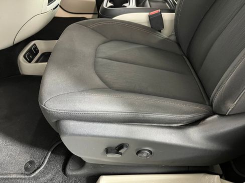 Used 2019 Chrysler Pacifica Touring Plus image 11