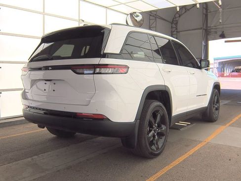 Used 2024 Jeep Grand Cherokee Altitude image 7