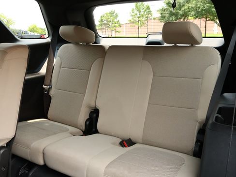 Used 2022 Chevrolet Traverse LS FWD image 19