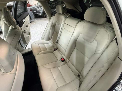 Used 2018 Volvo XC60 T6 Momentum w/ Advanced Package image 16