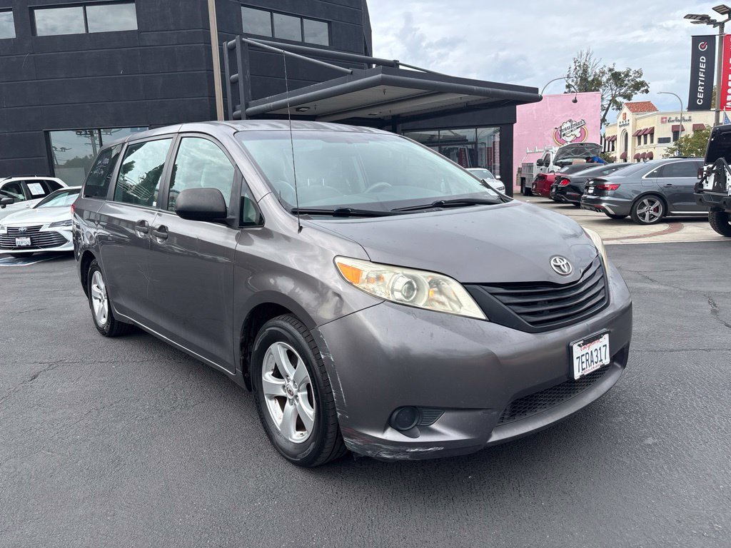 Used 2014 Toyota Sienna L FWD image 2