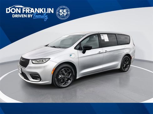 Used 2023 Chrysler Pacifica Limited w/ S Appearance Package image 1