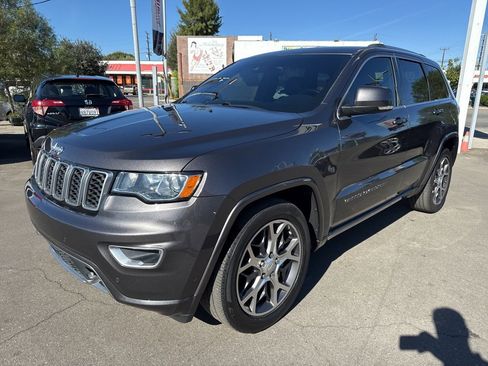 Used 2018 Jeep Grand Cherokee Limited image 2