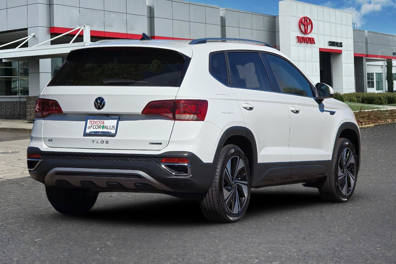 Used 2024 Volkswagen Taos SE AWD/4WD image 4