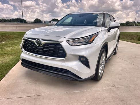 Used 2023 Toyota Highlander Limited FWD image 2