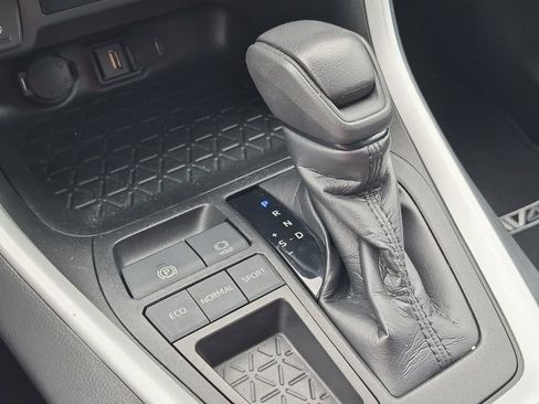 Used 2021 Toyota RAV4 XLE FWD image 21