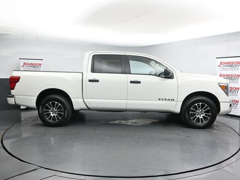 Used 2022 Nissan Titan SV image 9