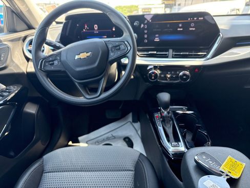 Used 2025 Chevrolet Trax LT FWD image 5
