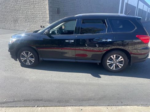 Used 2017 Nissan Pathfinder S image 2
