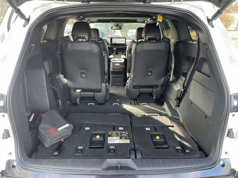 Used 2025 Toyota Sienna Platinum image 9