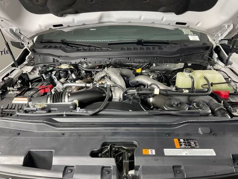 Certified 2025 Ford F250 Platinum w/ FX4 Off-Road Package AWD/4WD image 9