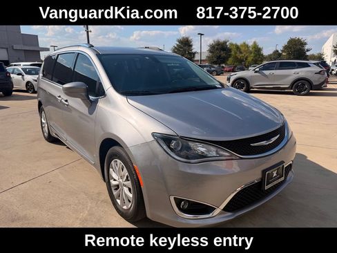 Used 2019 Chrysler Pacifica Touring-L FWD image 5