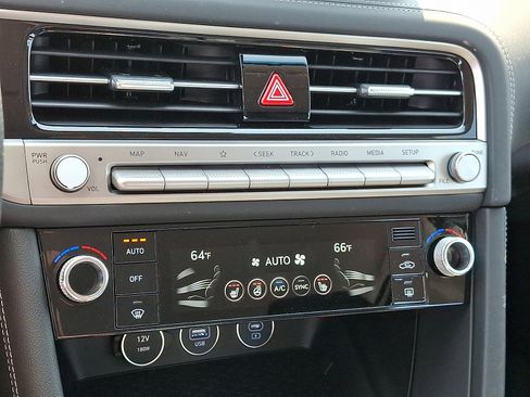 Used 2025 Genesis G70 2.5T image 15