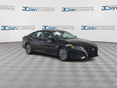 Used 2023 Nissan Altima 2.5 SV w/ SV Premium Package FWD image 2