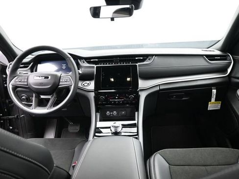 New 2025 Jeep Grand Cherokee Altitude image 24