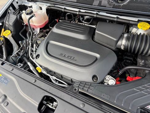 Used 2025 Chrysler Voyager LX image 31