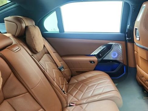 Used 2023 BMW i7 xDrive60 image 26