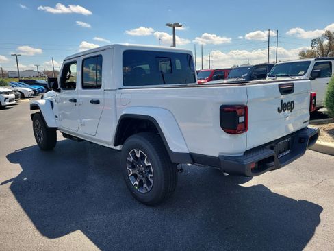 New 2026 Jeep Gladiator Sahara image 8