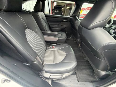 Used 2022 Toyota Highlander XSE AWD/4WD image 41