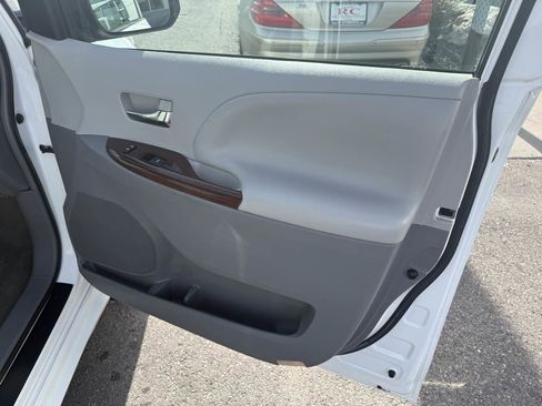 Used 2011 Toyota Sienna XLE AWD/4WD image 19