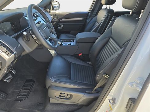 Used 2025 Land Rover Discovery Dynamic SE image 17