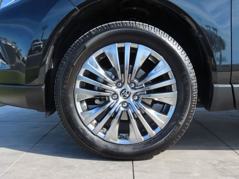 Used 2024 Toyota Venza XLE image 29