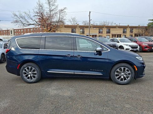 Used 2024 Chrysler Pacifica Pinnacle FWD image 7