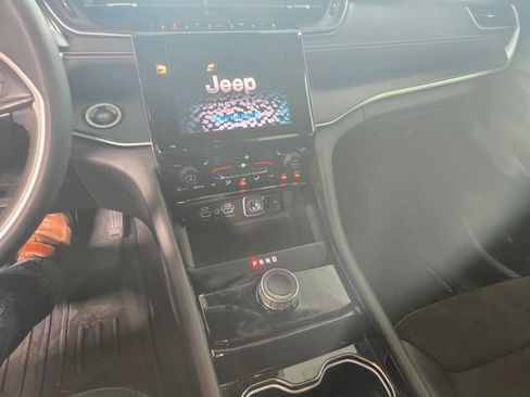 Used 2023 Jeep Grand Cherokee L Laredo image 2