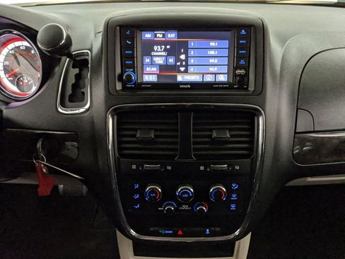 Used 2018 Dodge Grand Caravan SE w/ UConnect Hands-Free Group image 8