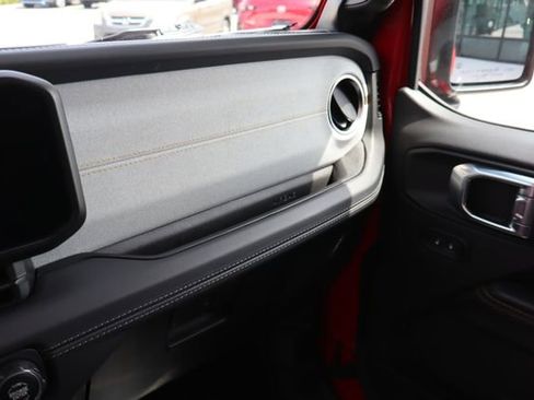 Used 2025 Jeep Wrangler Unlimited Sahara AWD/4WD image 32