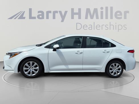 Used 2025 Toyota Corolla LE FWD image 2