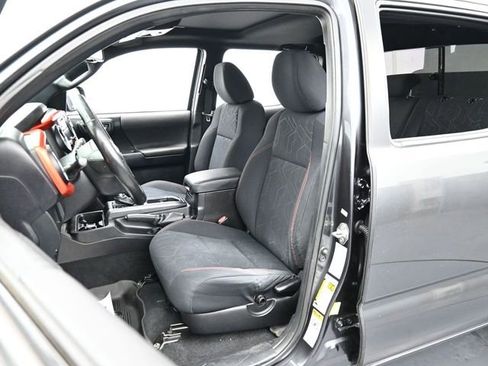 Used 2016 Toyota Tacoma TRD Sport image 11