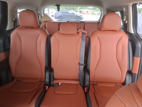 New 2026 Kia Carnival EX FWD image 21