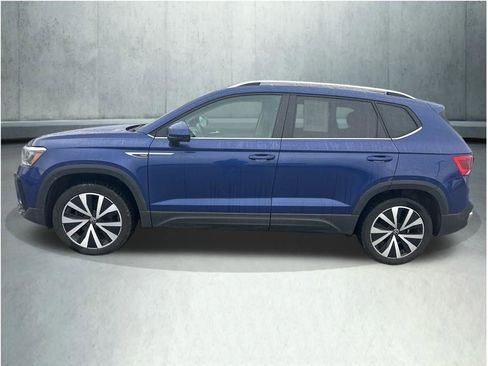 Used 2022 Volkswagen Taos SE image 2