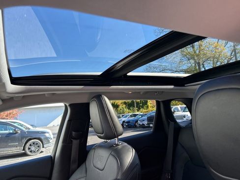 Used 2019 Jeep Cherokee Limited image 30