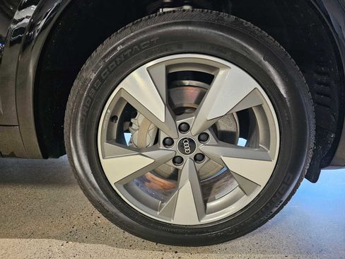 Used 2023 Audi Q5 2.0T Premium w/ Convenience Package image 9