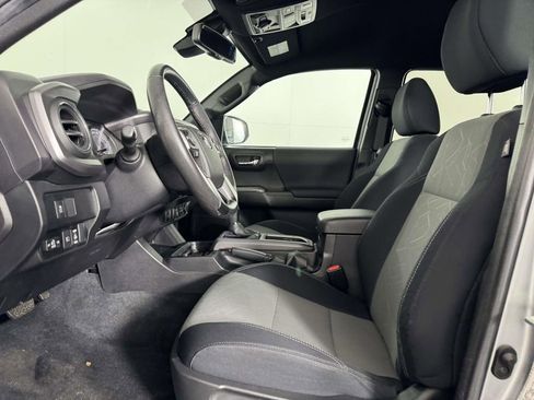 Used 2022 Toyota Tacoma TRD Off-Road AWD/4WD image 4