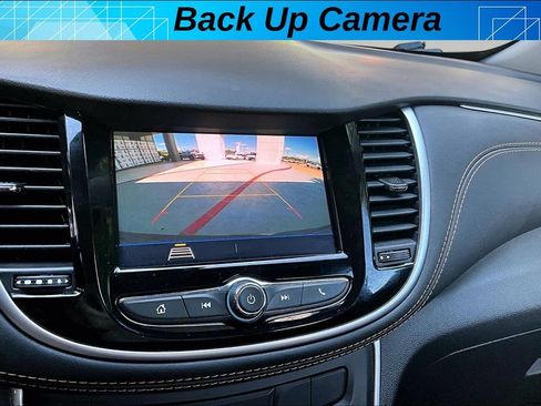 Used 2022 Chevrolet Trax LT w/ LT Convenience Package FWD image 12